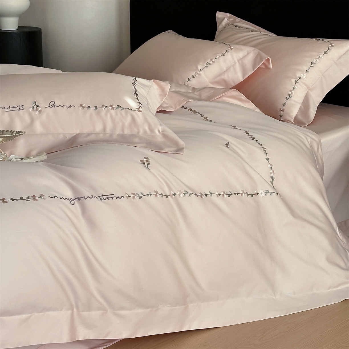 91家纺网 家纺一手货源 找家纺 名品优仓 2026新款长绒棉50s全棉纯棉刺绣宽边款四件套-花园密语 花园蜜语-初恋粉