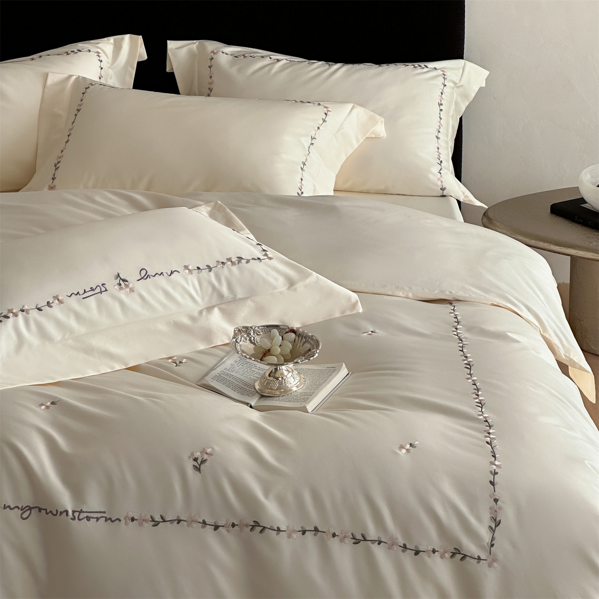 91家纺网 家纺一手货源 找家纺 名品优仓 2026新款长绒棉50s全棉纯棉刺绣宽边款四件套-花园密语 花园蜜语-奶芋色