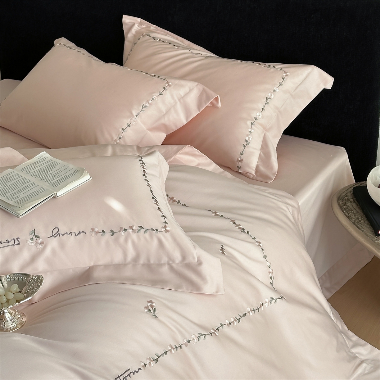 91家纺网 家纺一手货源 找家纺 名品优仓 2026新款长绒棉50s全棉纯棉刺绣宽边款四件套-花园密语 花园蜜语-初恋粉