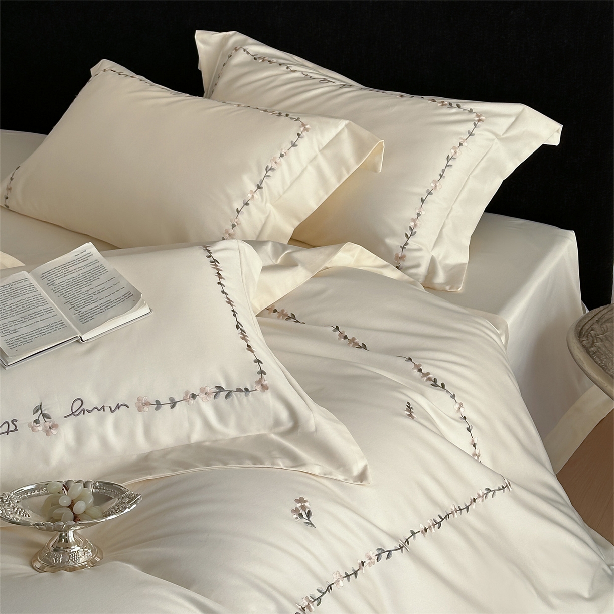 91家纺网 家纺一手货源 找家纺 名品优仓 2026新款长绒棉50s全棉纯棉刺绣宽边款四件套-花园密语 花园蜜语-奶芋色