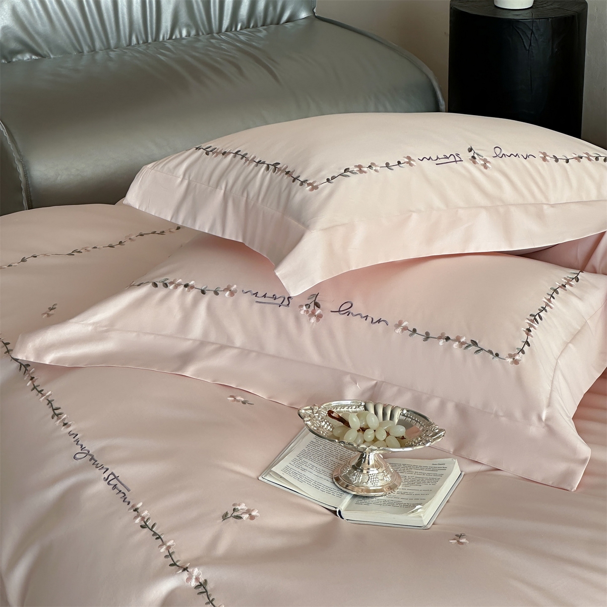 91家纺网 家纺一手货源 找家纺 名品优仓 2026新款长绒棉50s全棉纯棉刺绣宽边款四件套-花园密语 花园蜜语-初恋粉