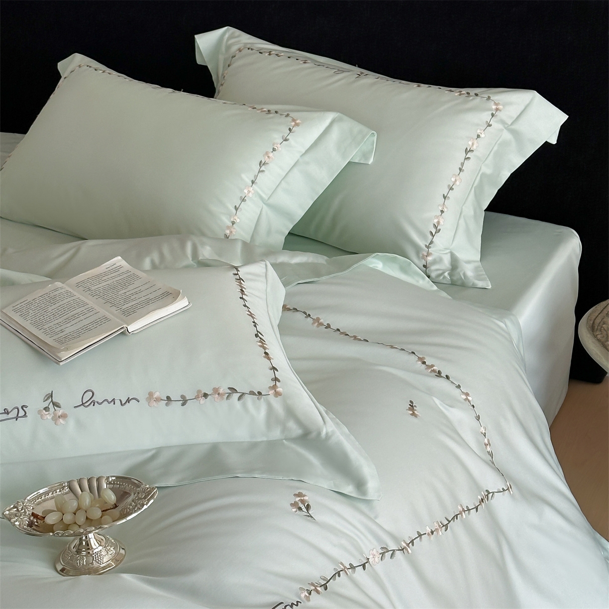 91家纺网 家纺一手货源 找家纺 名品优仓 2026新款长绒棉50s全棉纯棉刺绣宽边款四件套-花园密语 花园蜜语-清新绿