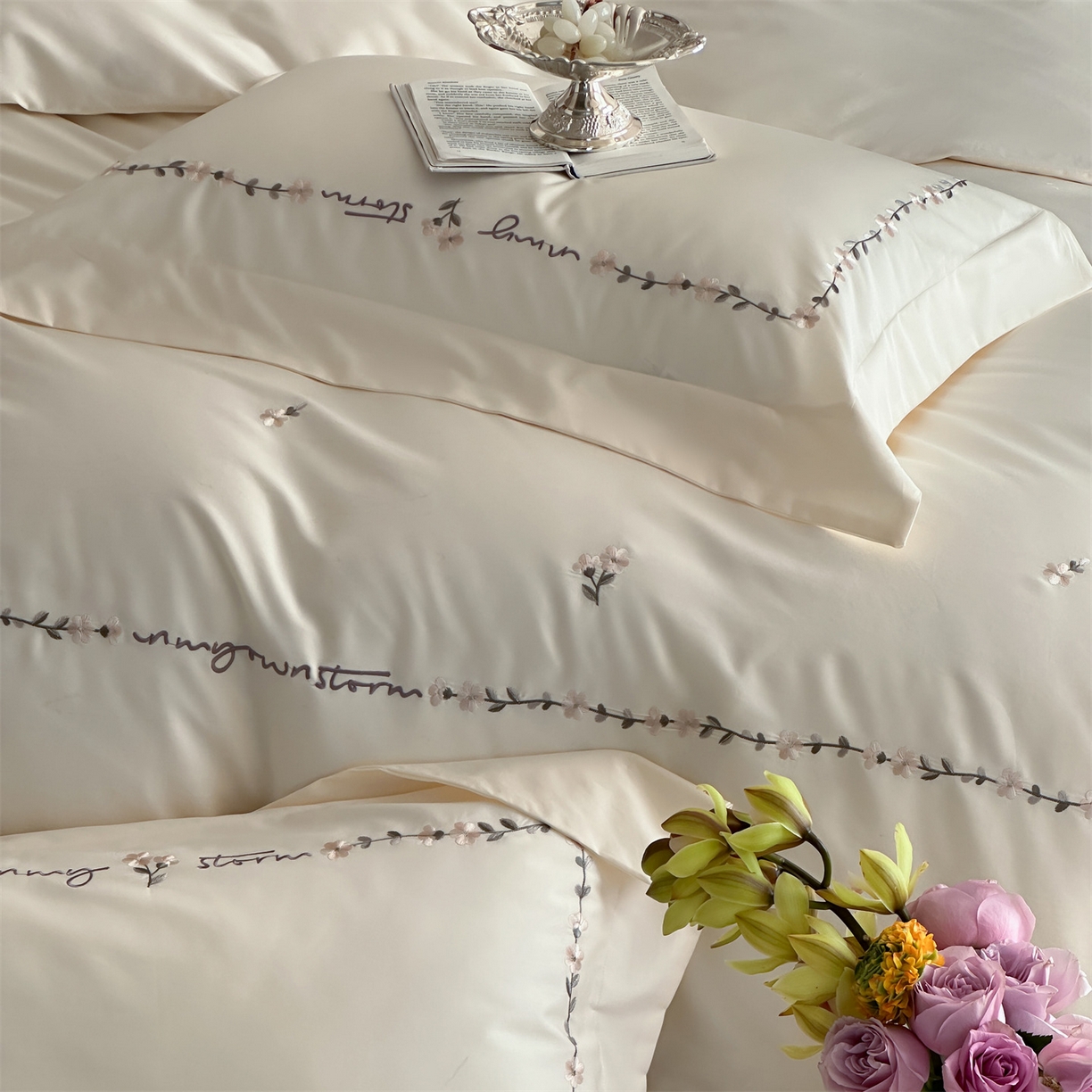 91家纺网 家纺一手货源 找家纺 名品优仓 2026新款长绒棉50s全棉纯棉刺绣宽边款四件套-花园密语 花园蜜语-奶芋色