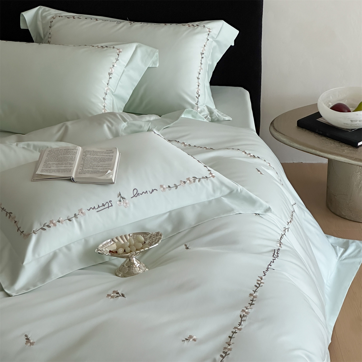 91家纺网 家纺一手货源 找家纺 名品优仓 2026新款长绒棉50s全棉纯棉刺绣宽边款四件套-花园密语 花园蜜语-清新绿