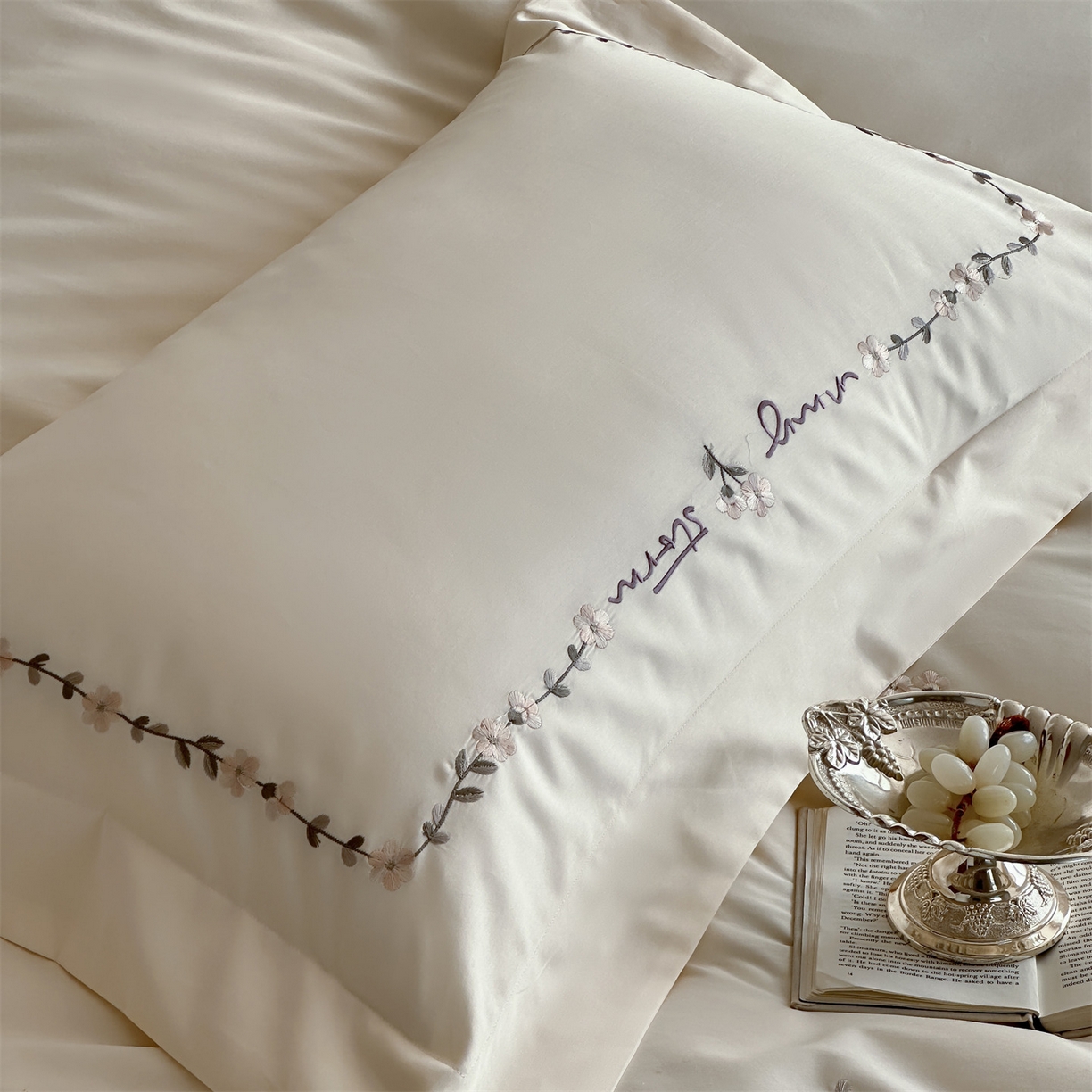 91家纺网 家纺一手货源 找家纺 名品优仓 2026新款长绒棉50s全棉纯棉刺绣宽边款四件套-花园密语 花园蜜语-奶芋色