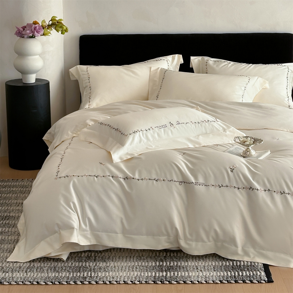 91家纺网 家纺一手货源 找家纺 名品优仓 2026新款长绒棉50s全棉纯棉刺绣宽边款四件套-花园密语 花园蜜语-奶芋色