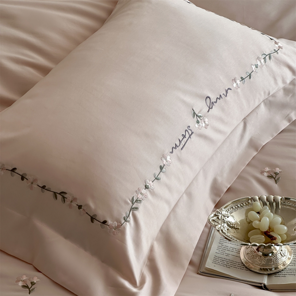 91家纺网 家纺一手货源 找家纺 名品优仓 2026新款长绒棉50s全棉纯棉刺绣宽边款四件套-花园密语 花园蜜语-初恋粉