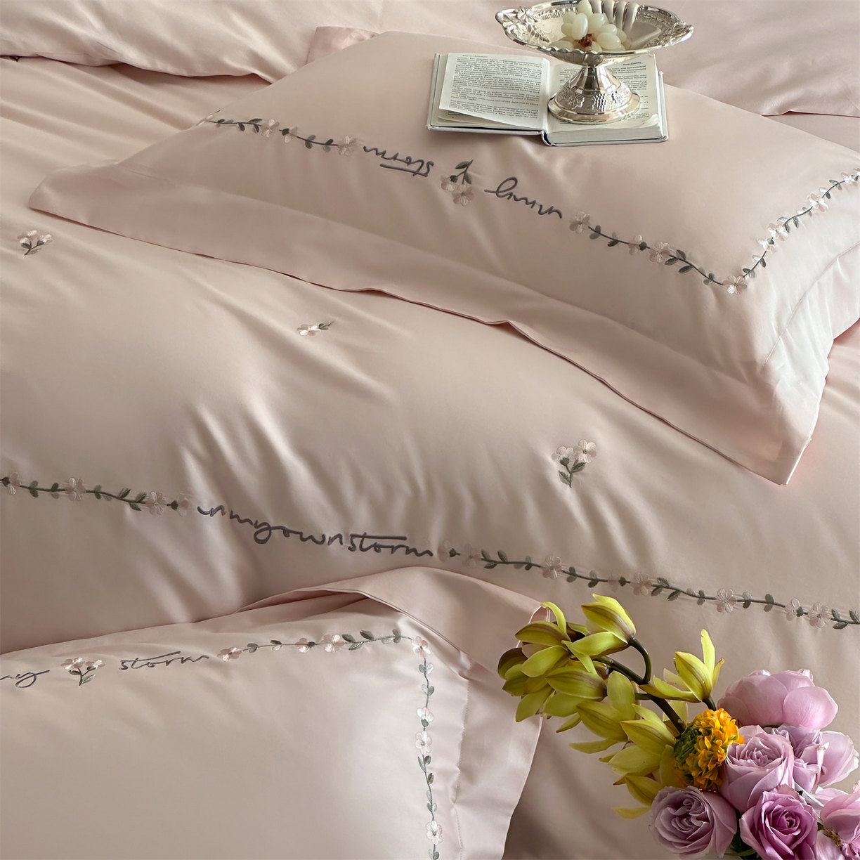 91家纺网 家纺一手货源 找家纺 名品优仓 2026新款长绒棉50s全棉纯棉刺绣宽边款四件套-花园密语 花园蜜语-初恋粉