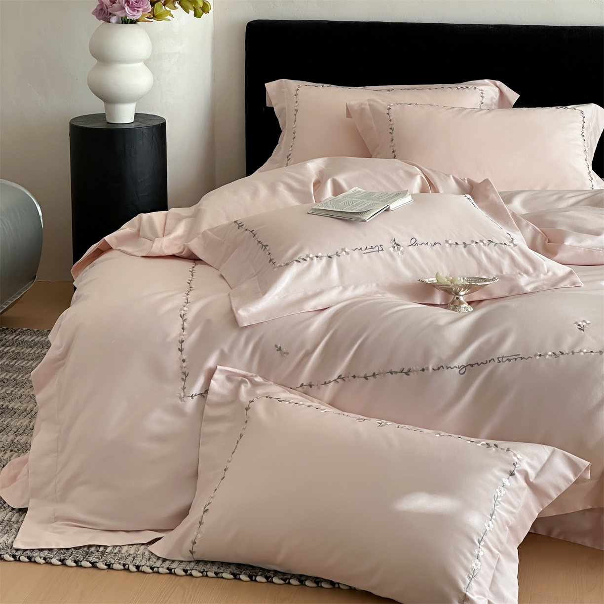 91家纺网 家纺一手货源 找家纺 名品优仓 2026新款长绒棉50s全棉纯棉刺绣宽边款四件套-花园密语 花园蜜语-初恋粉