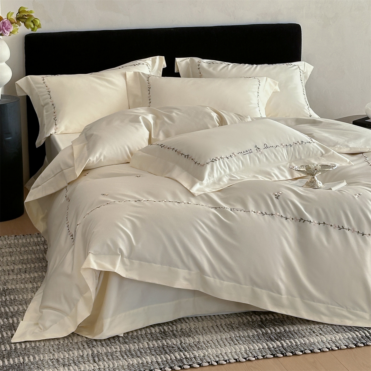 91家纺网 家纺一手货源 找家纺 名品优仓 2026新款长绒棉50s全棉纯棉刺绣宽边款四件套-花园密语 花园蜜语-奶芋色