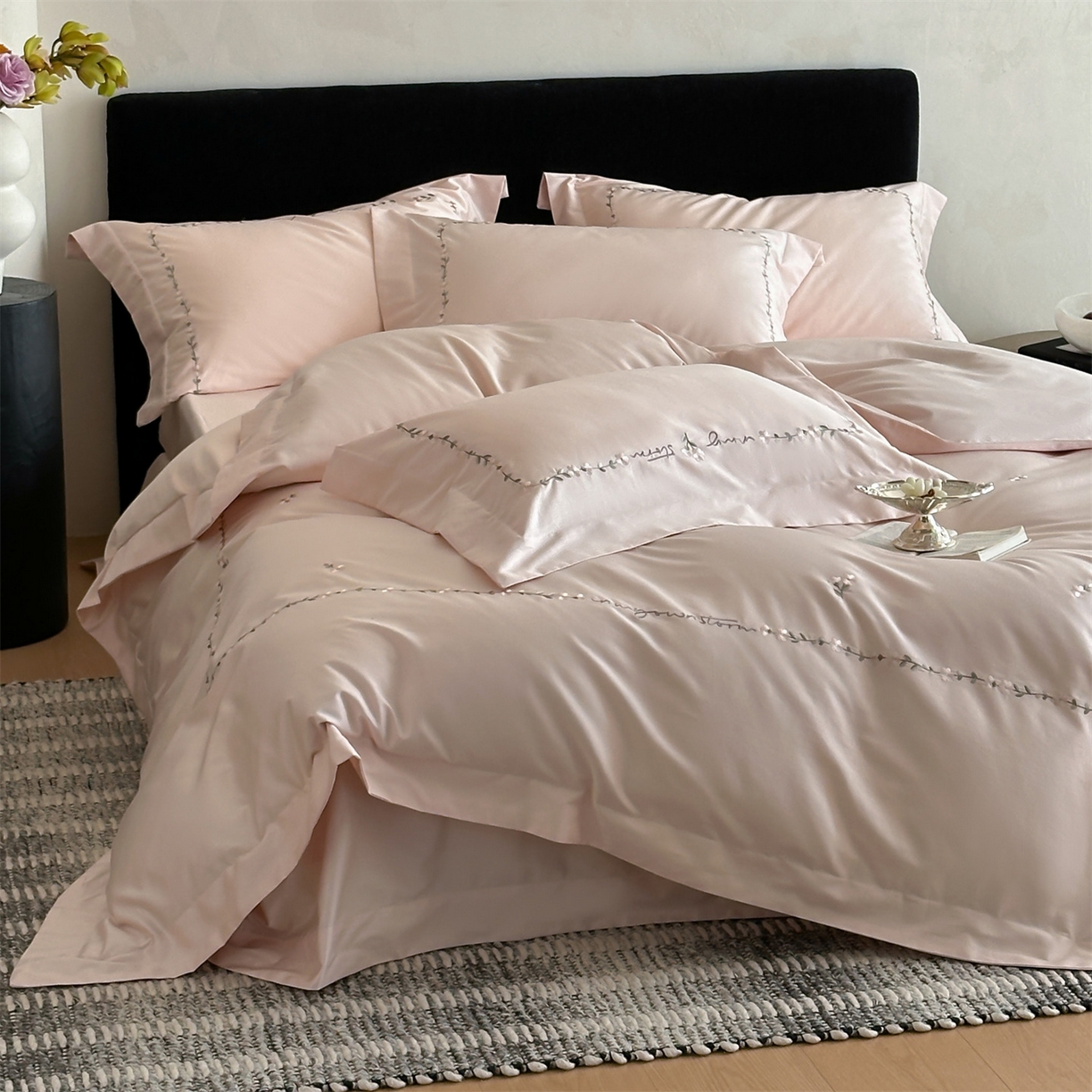 91家纺网 家纺一手货源 找家纺 名品优仓 2026新款长绒棉50s全棉纯棉刺绣宽边款四件套-花园密语 花园蜜语-初恋粉