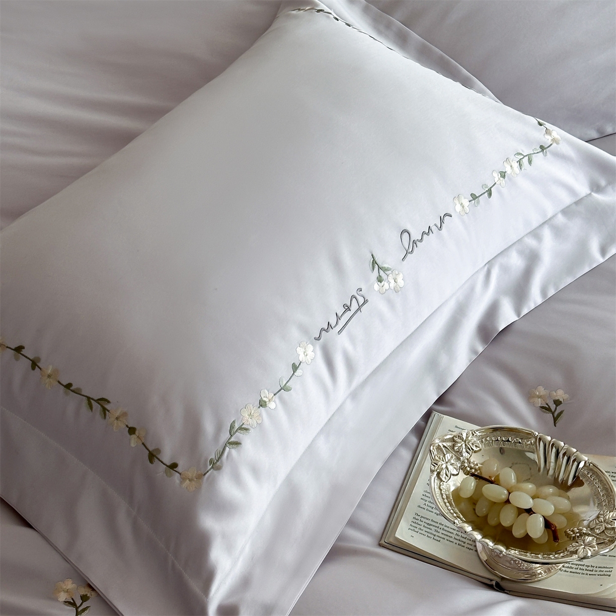 91家纺网 家纺一手货源 找家纺 名品优仓 2026新款长绒棉50s全棉纯棉刺绣宽边款四件套-花园密语 花园密语-梦幻紫