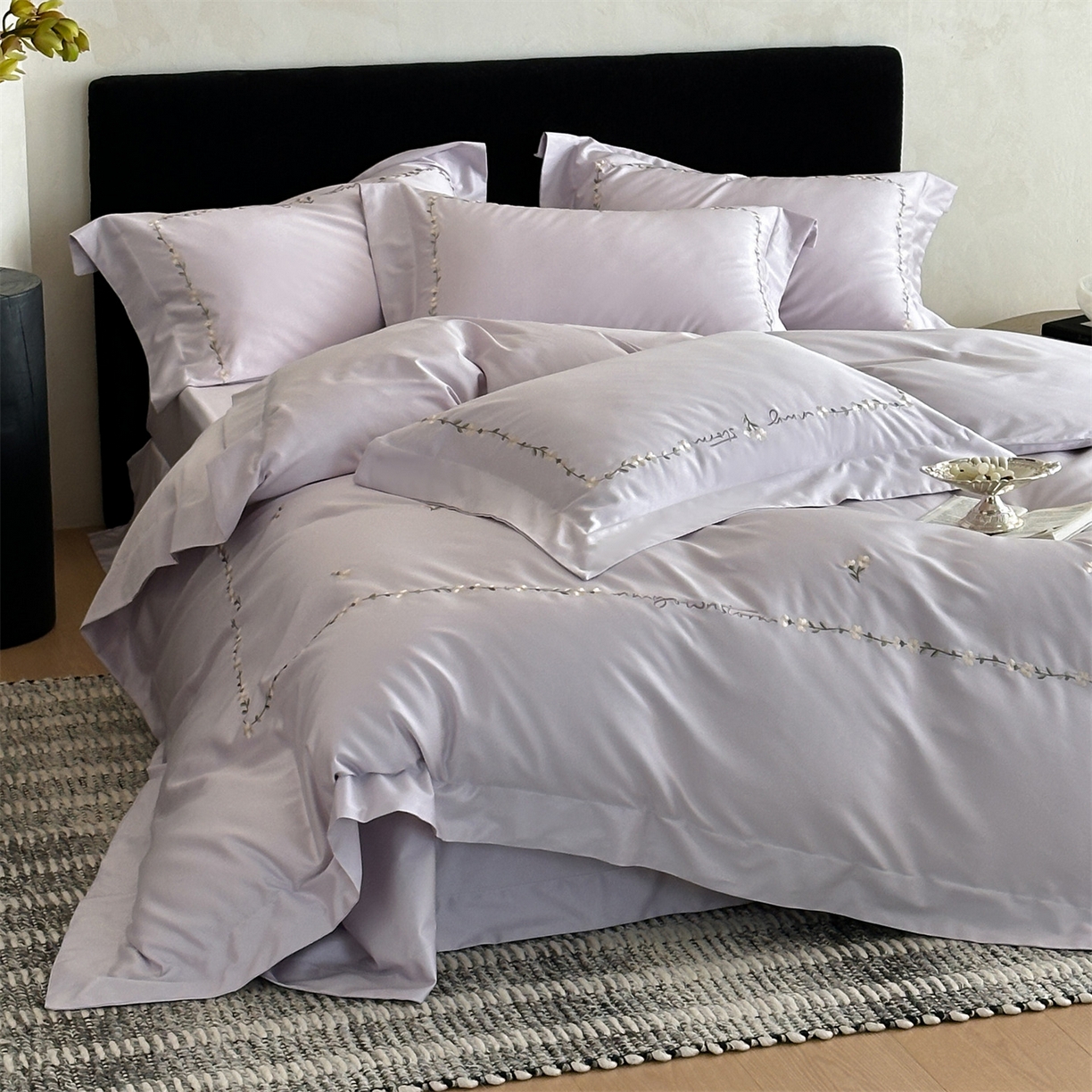 91家纺网 家纺一手货源 找家纺 名品优仓 2026新款长绒棉50s全棉纯棉刺绣宽边款四件套-花园密语 花园密语-梦幻紫