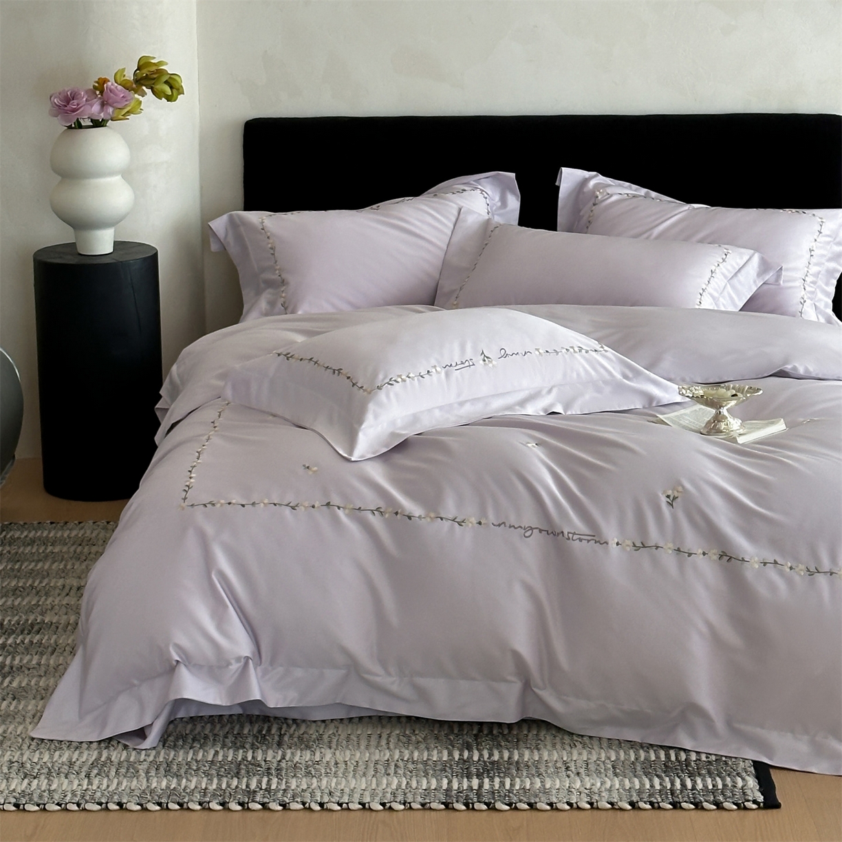 91家纺网 家纺一手货源 找家纺 名品优仓 2026新款长绒棉50s全棉纯棉刺绣宽边款四件套-花园密语 花园密语-梦幻紫