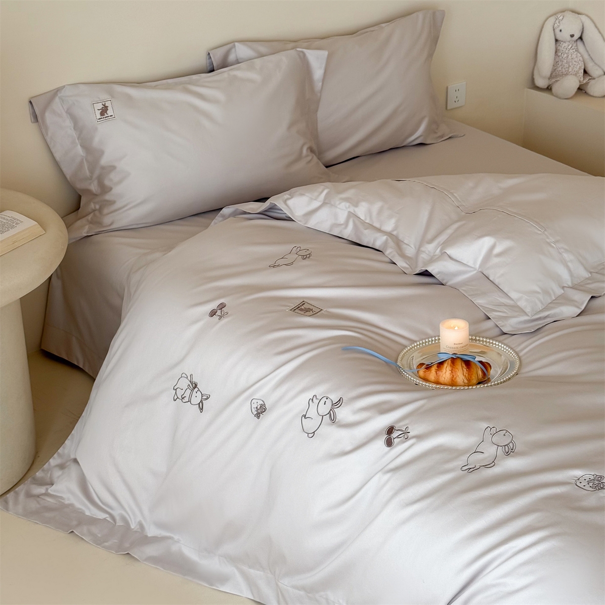 91家纺网 家纺一手货源 找家纺 （总）名品优仓 2026新款长绒棉50s全棉纯棉刺绣宽边款四件套-米豆兔