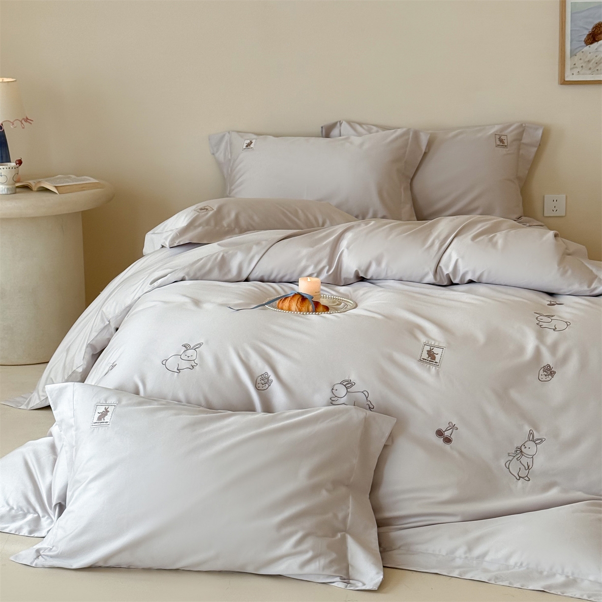 91家纺网 家纺一手货源 找家纺 （总）名品优仓 2026新款长绒棉50s全棉纯棉刺绣宽边款四件套-米豆兔