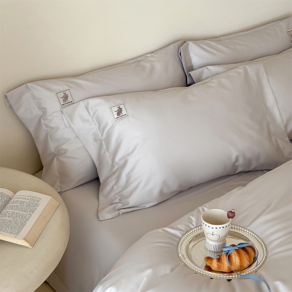 91家纺网 家纺一手货源 找家纺 （总）名品优仓 2026新款长绒棉50s全棉纯棉刺绣宽边款四件套-米豆兔