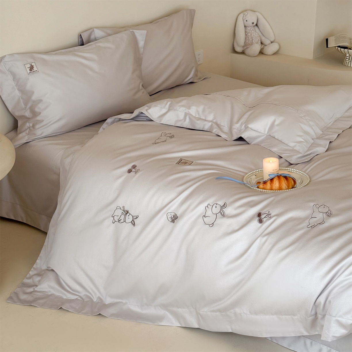 91家纺网 家纺一手货源 找家纺 （总）名品优仓 2026新款长绒棉50s全棉纯棉刺绣宽边款四件套-米豆兔