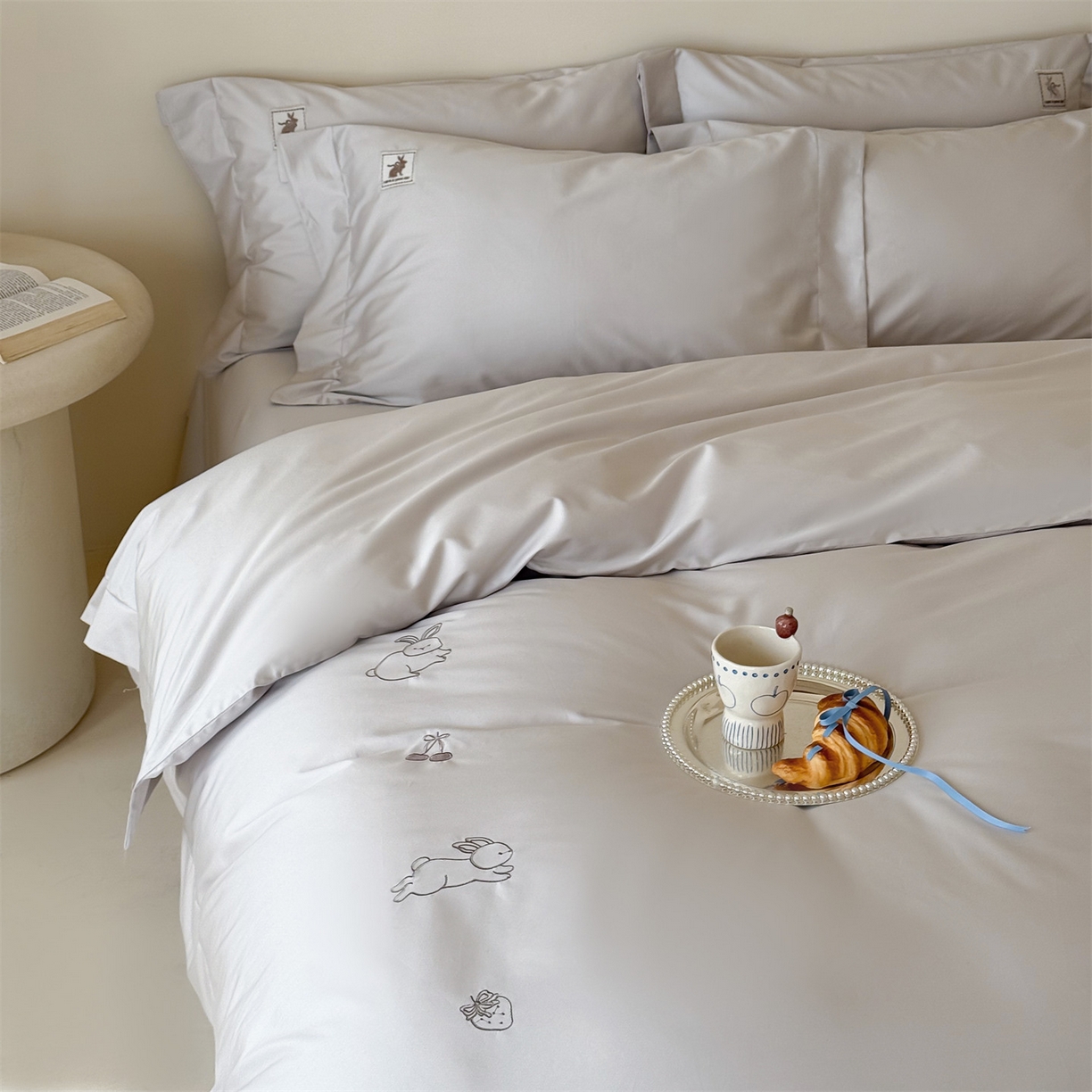 91家纺网 家纺一手货源 找家纺 （总）名品优仓 2026新款长绒棉50s全棉纯棉刺绣宽边款四件套-米豆兔