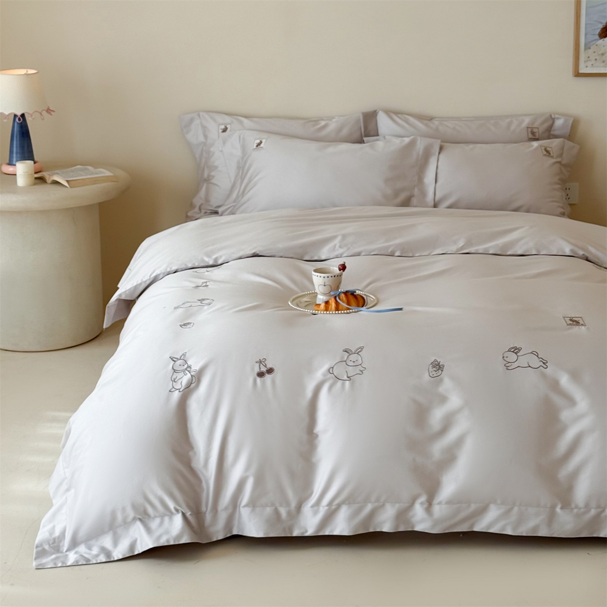 91家纺网 家纺一手货源 找家纺 （总）名品优仓 2026新款长绒棉50s全棉纯棉刺绣宽边款四件套-米豆兔