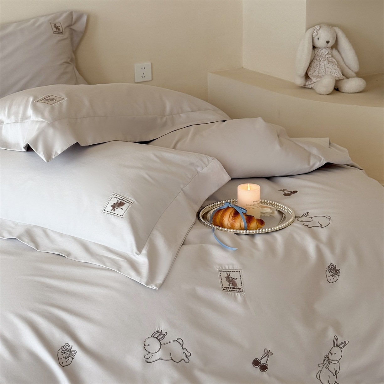 91家纺网 家纺一手货源 找家纺 （总）名品优仓 2026新款长绒棉50s全棉纯棉刺绣宽边款四件套-米豆兔