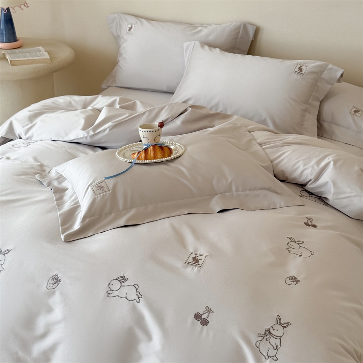 91家纺网 家纺一手货源 找家纺 （总）名品优仓 2026新款长绒棉50s全棉纯棉刺绣宽边款四件套-米豆兔