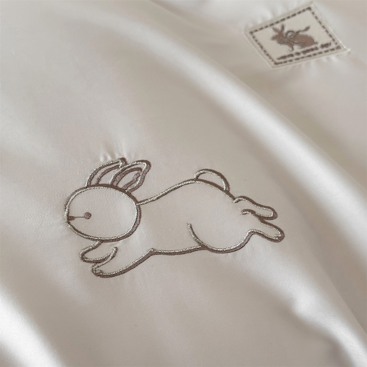 91家纺网 家纺一手货源 找家纺 （总）名品优仓 2026新款长绒棉50s全棉纯棉刺绣宽边款四件套-米豆兔