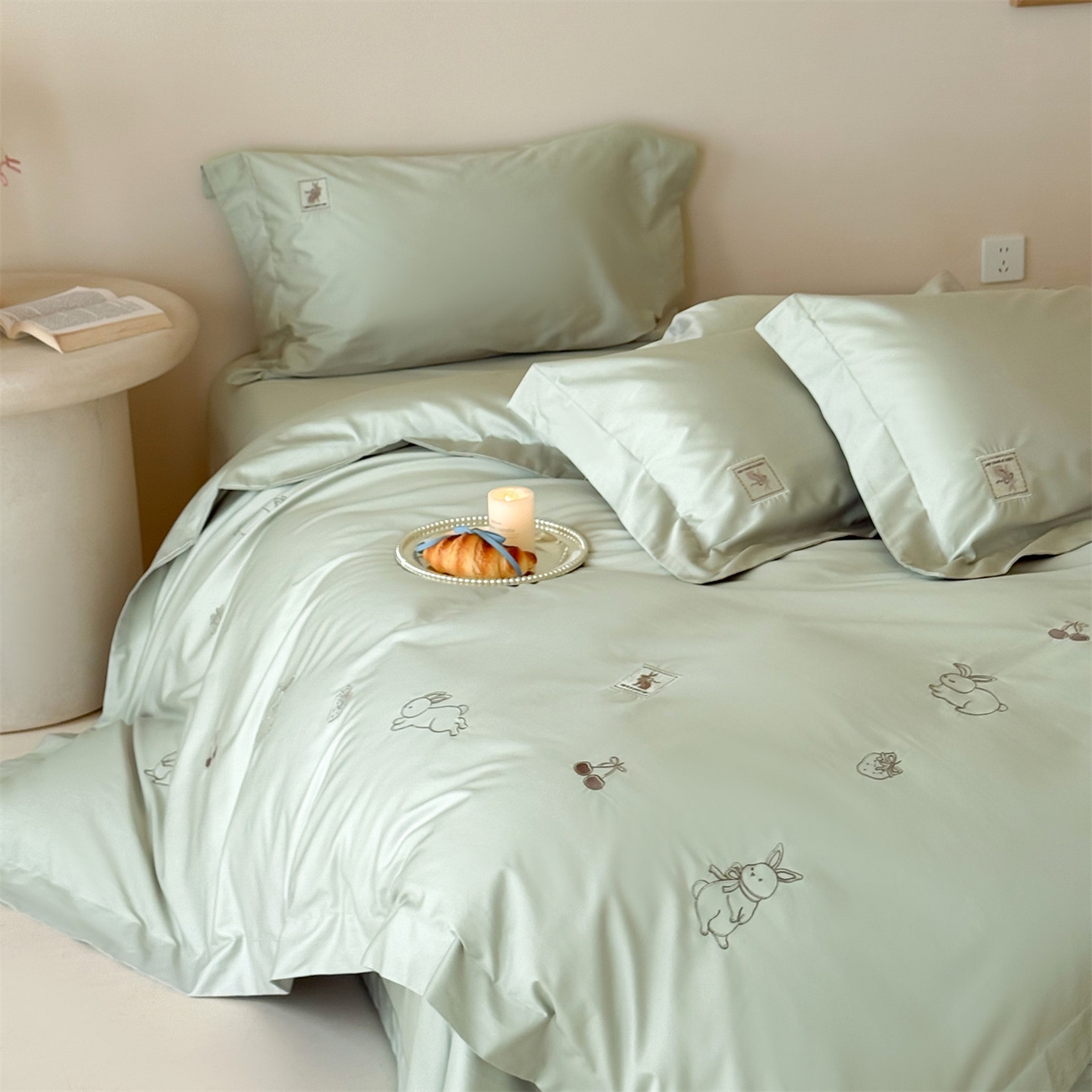91家纺网 家纺一手货源 找家纺 名品优仓 2026新款长绒棉50s全棉纯棉刺绣宽边款四件套-米豆兔 米豆兔-森林绿