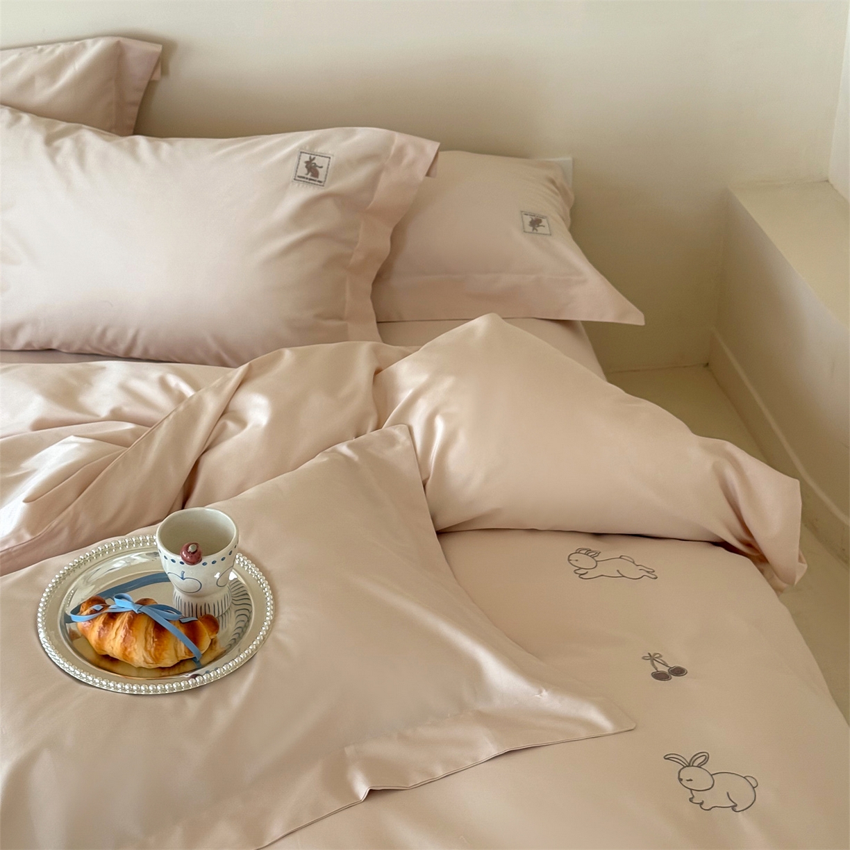 91家纺网 家纺一手货源 找家纺 名品优仓 2026新款长绒棉50s全棉纯棉刺绣宽边款四件套-米豆兔 米豆兔-雅灰粉