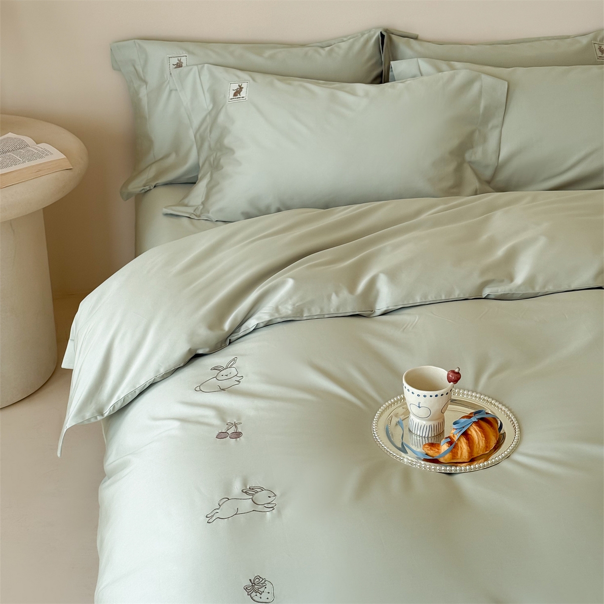 91家纺网 家纺一手货源 找家纺 名品优仓 2026新款长绒棉50s全棉纯棉刺绣宽边款四件套-米豆兔 米豆兔-森林绿