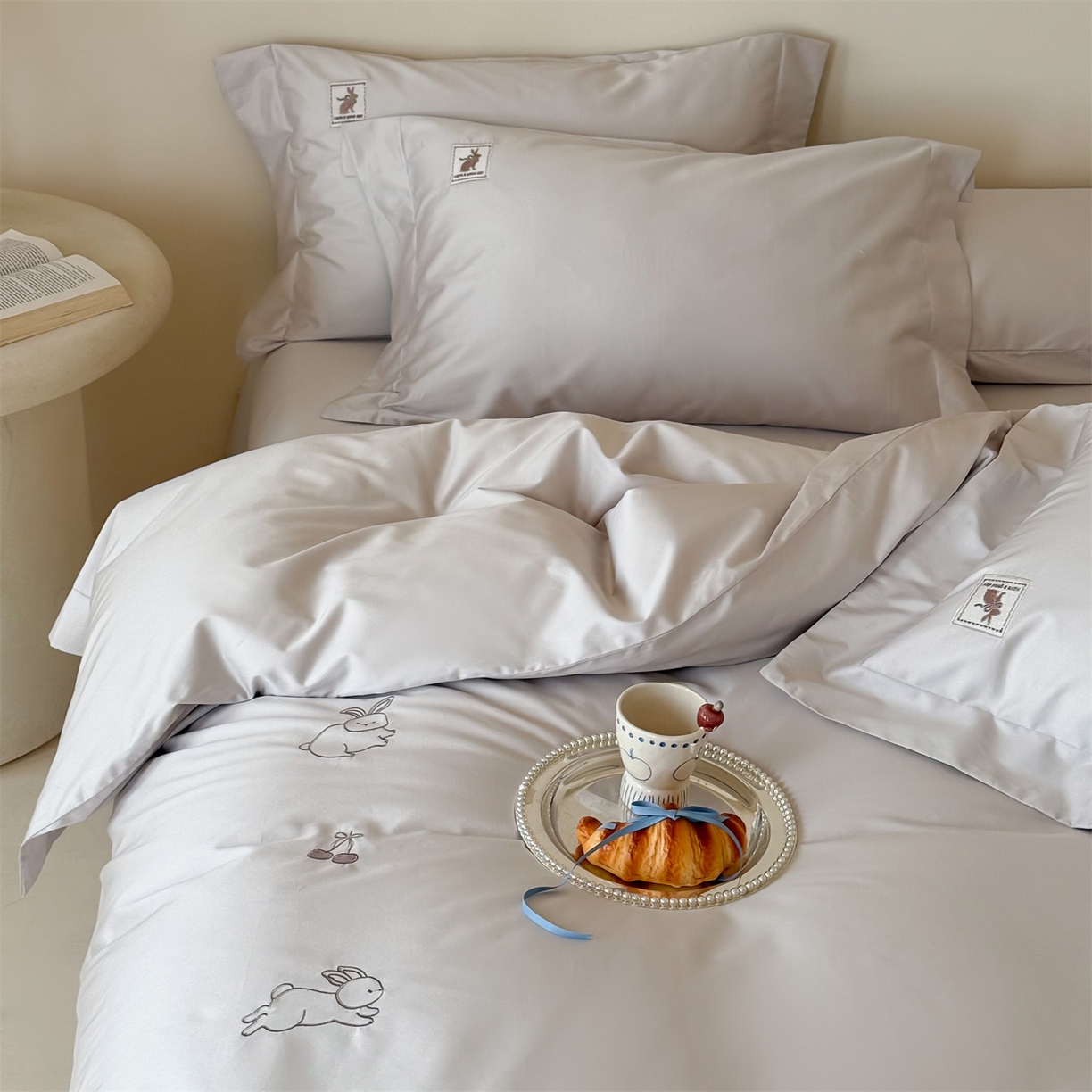 91家纺网 家纺一手货源 找家纺 名品优仓 2026新款长绒棉50s全棉纯棉刺绣宽边款四件套-米豆兔 米豆兔-浅妃灰