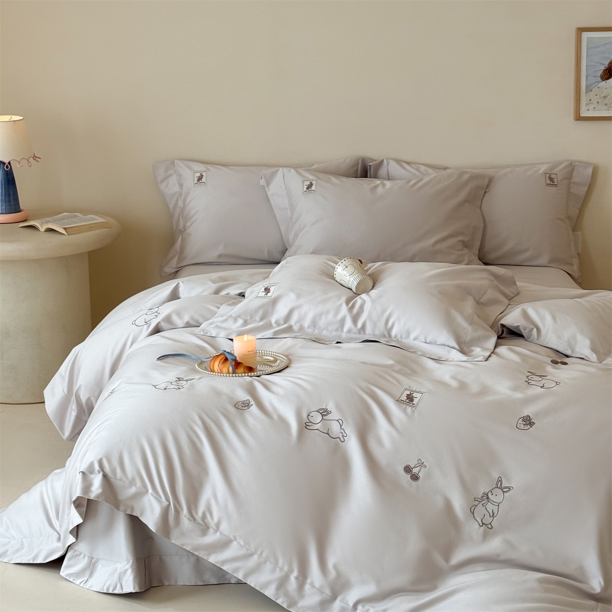 91家纺网 家纺一手货源 找家纺 名品优仓 2026新款长绒棉50s全棉纯棉刺绣宽边款四件套-米豆兔 米豆兔-浅妃灰