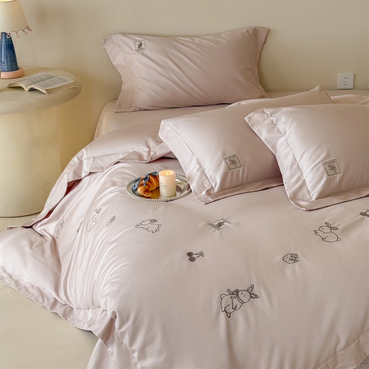 91家纺网 家纺一手货源 找家纺 名品优仓 2026新款长绒棉50s全棉纯棉刺绣宽边款四件套-米豆兔 米豆兔-柔雾粉