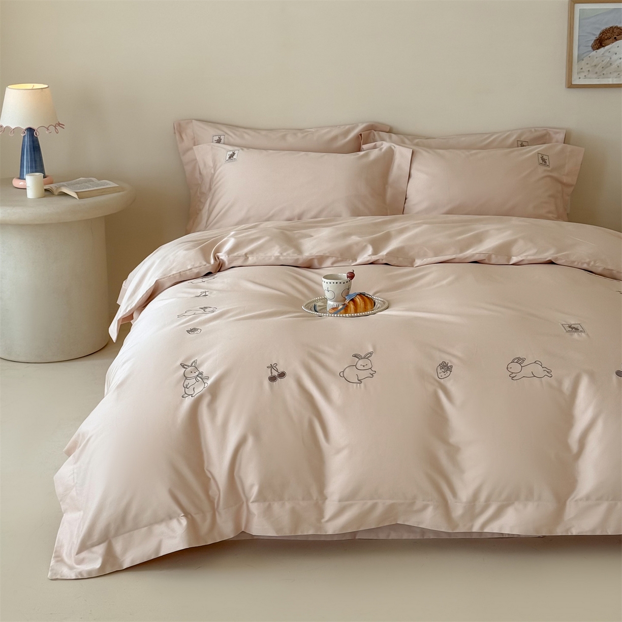 91家纺网 家纺一手货源 找家纺 名品优仓 2026新款长绒棉50s全棉纯棉刺绣宽边款四件套-米豆兔 米豆兔-雅灰粉