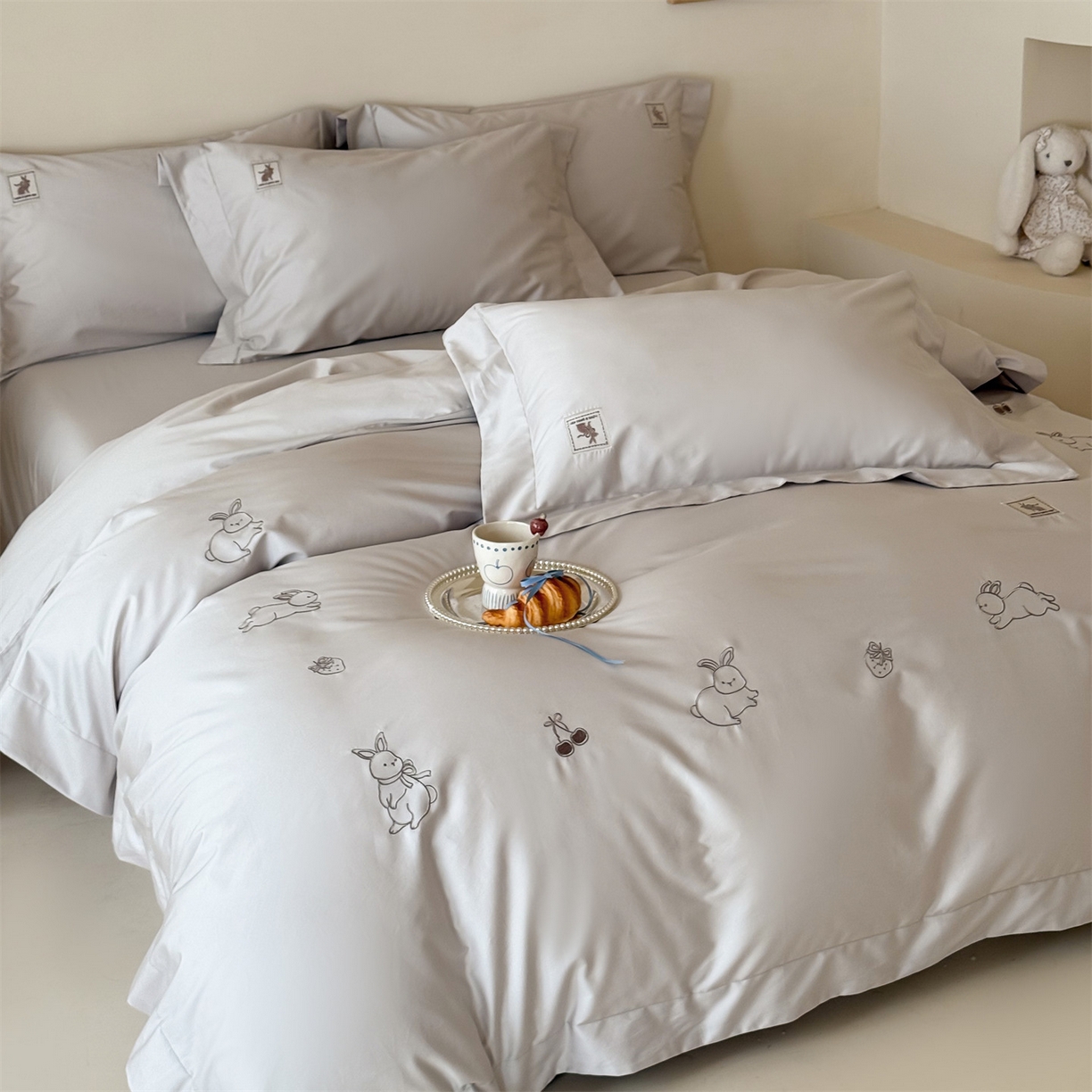 91家纺网 家纺一手货源 找家纺 名品优仓 2026新款长绒棉50s全棉纯棉刺绣宽边款四件套-米豆兔 米豆兔-浅妃灰