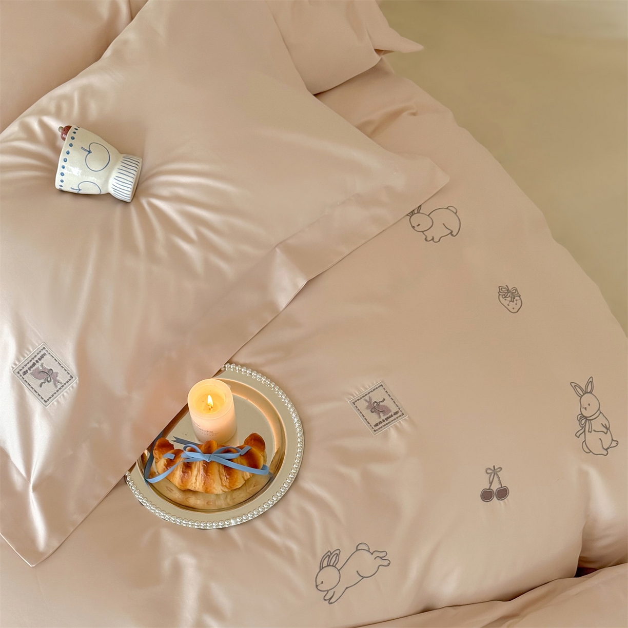 91家纺网 家纺一手货源 找家纺 名品优仓 2026新款长绒棉50s全棉纯棉刺绣宽边款四件套-米豆兔 米豆兔-雅灰粉