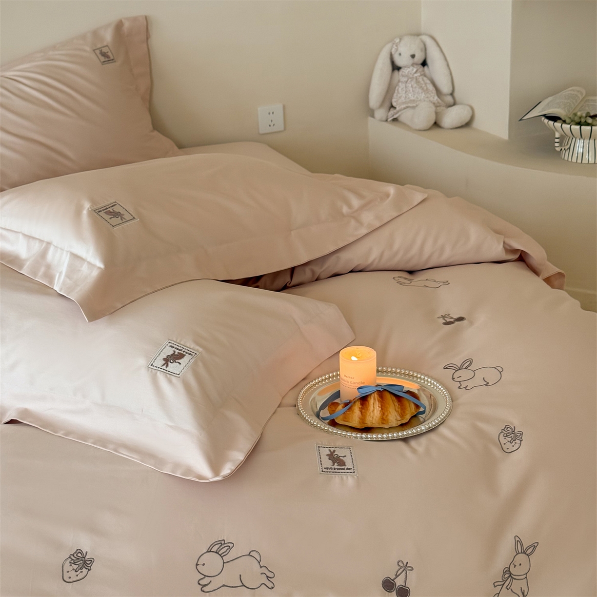 91家纺网 家纺一手货源 找家纺 名品优仓 2026新款长绒棉50s全棉纯棉刺绣宽边款四件套-米豆兔 米豆兔-雅灰粉