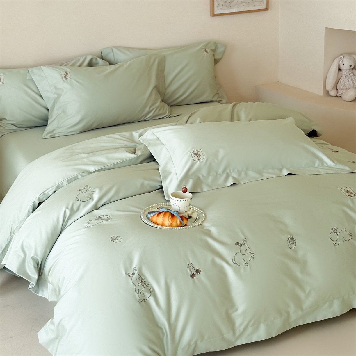 91家纺网 家纺一手货源 找家纺 名品优仓 2026新款长绒棉50s全棉纯棉刺绣宽边款四件套-米豆兔 米豆兔-森林绿