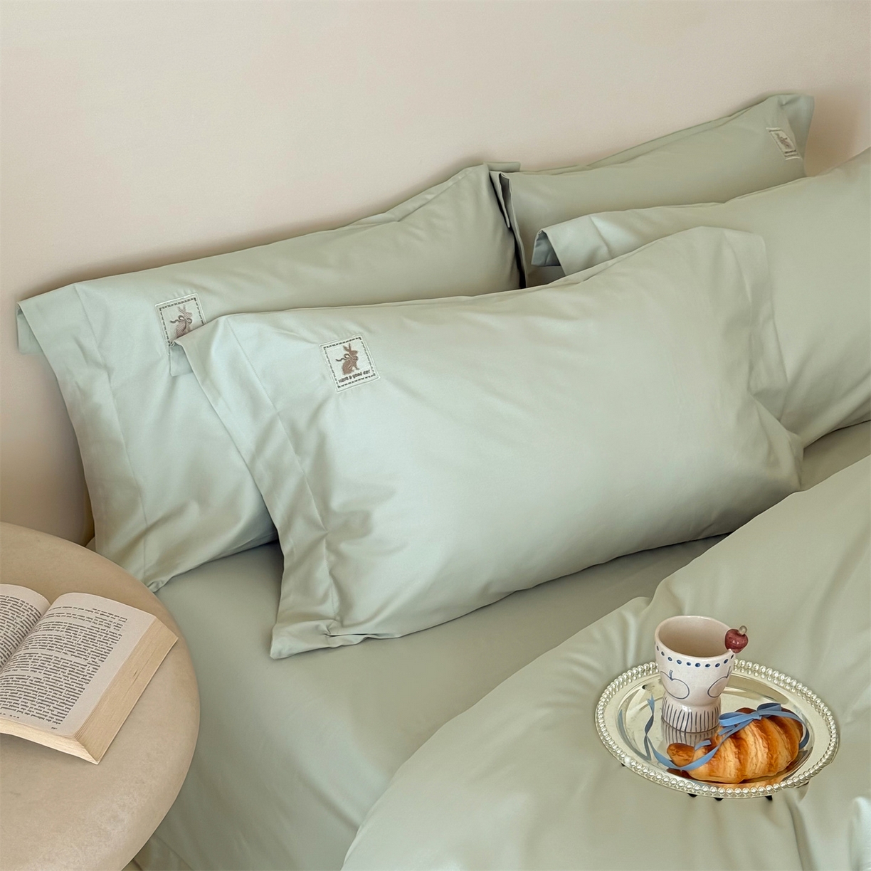 91家纺网 家纺一手货源 找家纺 名品优仓 2026新款长绒棉50s全棉纯棉刺绣宽边款四件套-米豆兔 米豆兔-森林绿