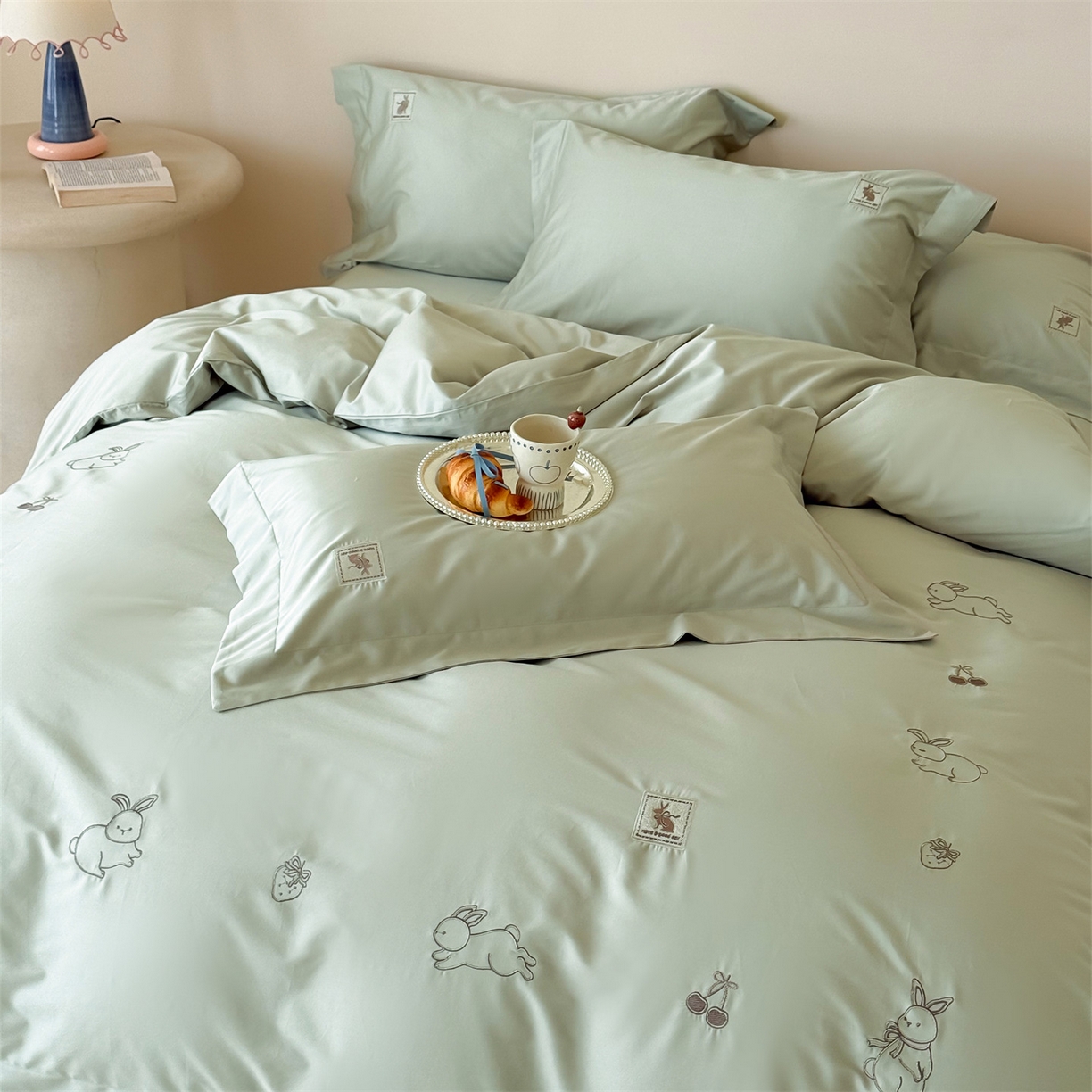 91家纺网 家纺一手货源 找家纺 名品优仓 2026新款长绒棉50s全棉纯棉刺绣宽边款四件套-米豆兔 米豆兔-森林绿