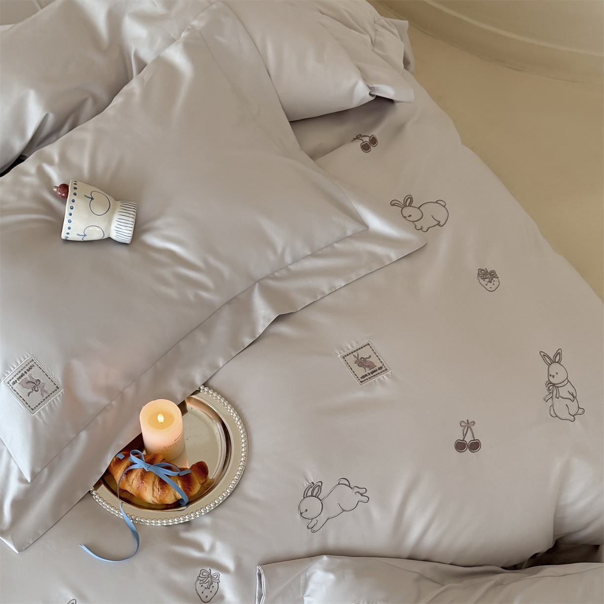 91家纺网 家纺一手货源 找家纺 名品优仓 2026新款长绒棉50s全棉纯棉刺绣宽边款四件套-米豆兔 米豆兔-浅妃灰