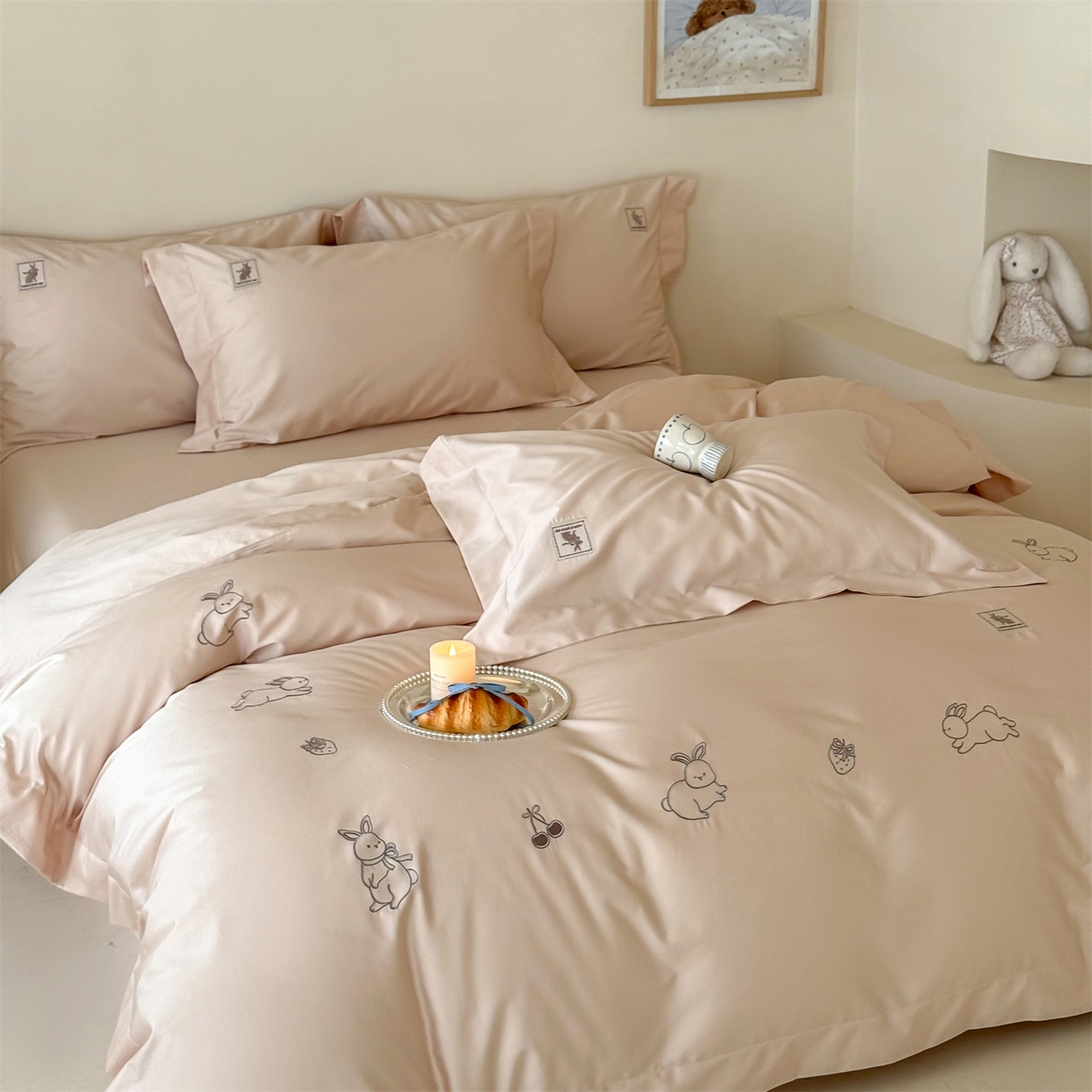 91家纺网 家纺一手货源 找家纺 名品优仓 2026新款长绒棉50s全棉纯棉刺绣宽边款四件套-米豆兔 米豆兔-雅灰粉