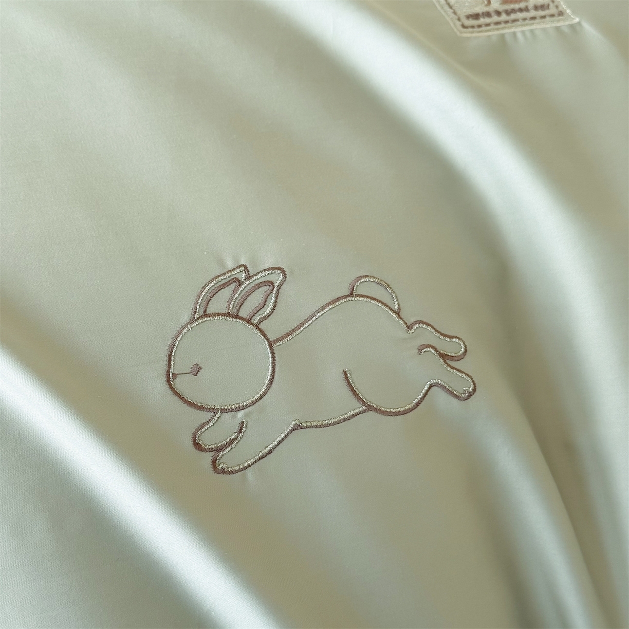 91家纺网 家纺一手货源 找家纺 名品优仓 2026新款长绒棉50s全棉纯棉刺绣宽边款四件套-米豆兔 米豆兔-森林绿