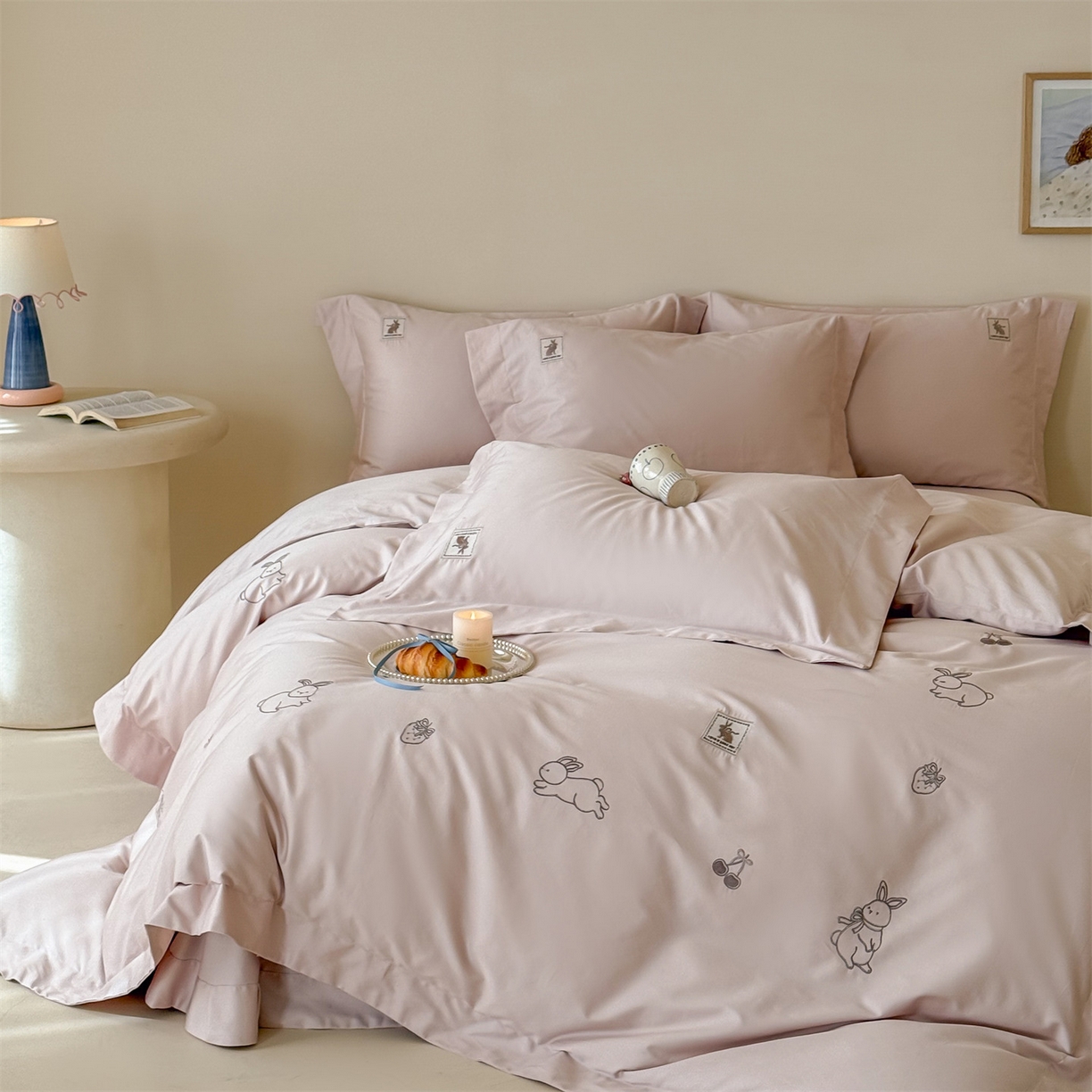 91家纺网 家纺一手货源 找家纺 名品优仓 2026新款长绒棉50s全棉纯棉刺绣宽边款四件套-米豆兔 米豆兔-柔雾粉