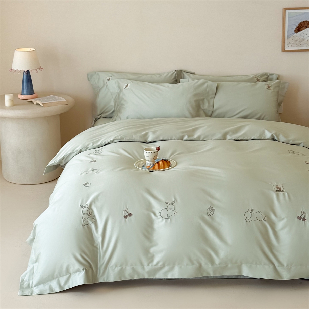 91家纺网 家纺一手货源 找家纺 名品优仓 2026新款长绒棉50s全棉纯棉刺绣宽边款四件套-米豆兔 米豆兔-森林绿