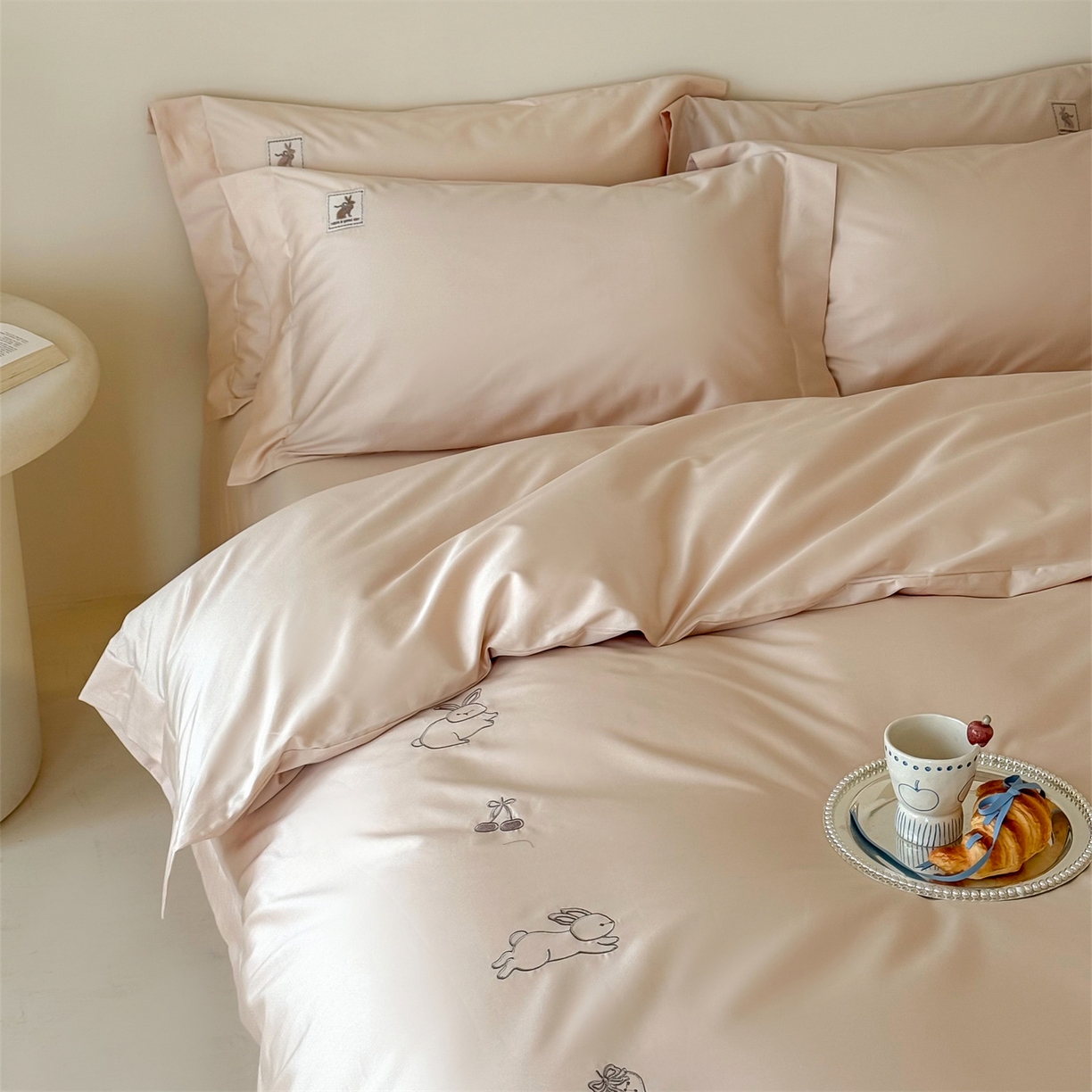 91家纺网 家纺一手货源 找家纺 名品优仓 2026新款长绒棉50s全棉纯棉刺绣宽边款四件套-米豆兔 米豆兔-雅灰粉