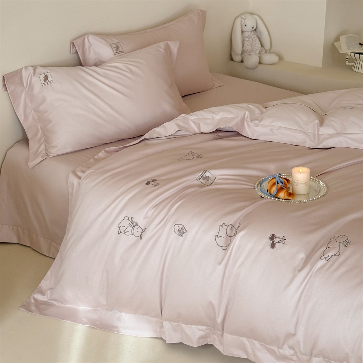 91家纺网 家纺一手货源 找家纺 名品优仓 2026新款长绒棉50s全棉纯棉刺绣宽边款四件套-米豆兔 米豆兔-柔雾粉