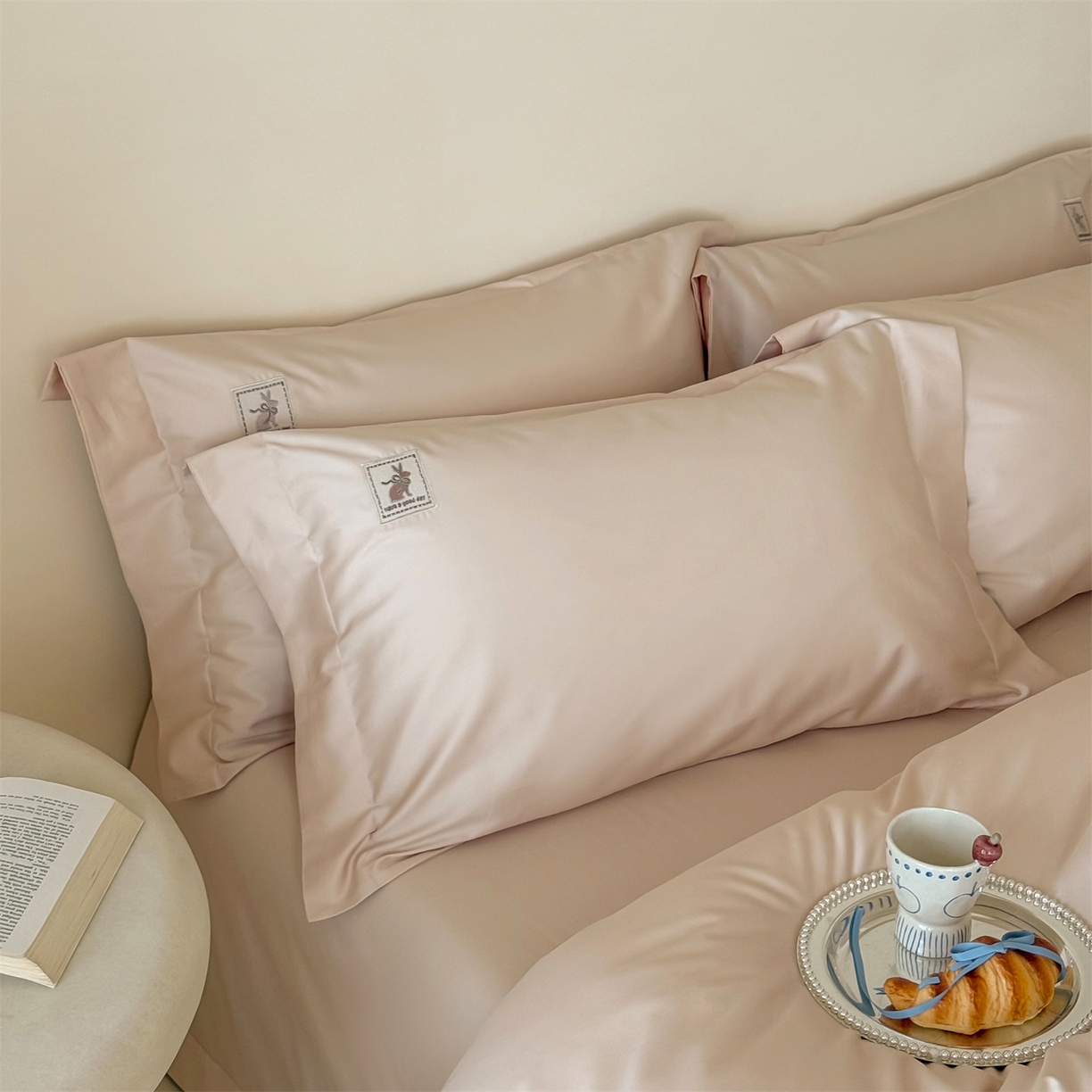 91家纺网 家纺一手货源 找家纺 名品优仓 2026新款长绒棉50s全棉纯棉刺绣宽边款四件套-米豆兔 米豆兔-雅灰粉