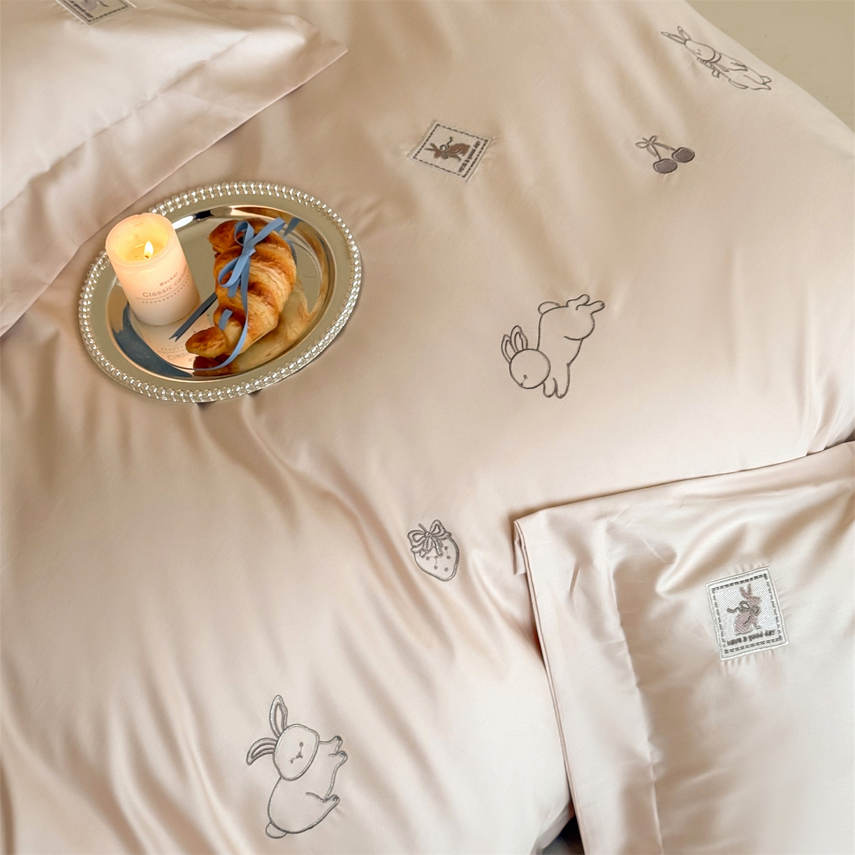 91家纺网 家纺一手货源 找家纺 名品优仓 2026新款长绒棉50s全棉纯棉刺绣宽边款四件套-米豆兔 米豆兔-雅灰粉