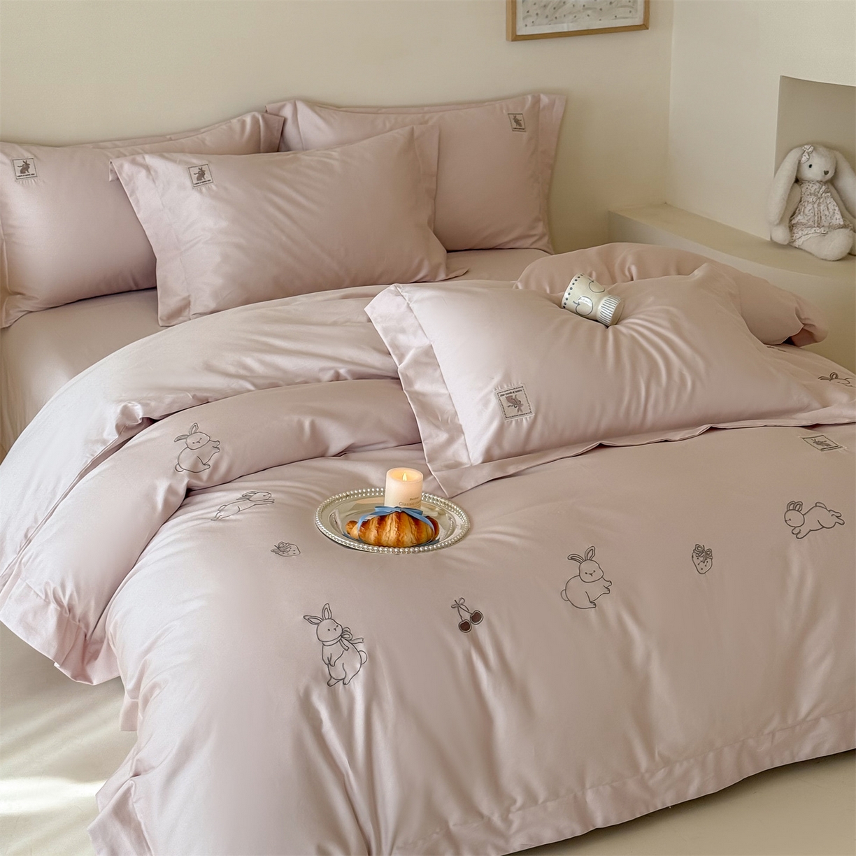 91家纺网 家纺一手货源 找家纺 名品优仓 2026新款长绒棉50s全棉纯棉刺绣宽边款四件套-米豆兔 米豆兔-柔雾粉